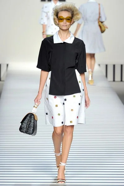 Look 15